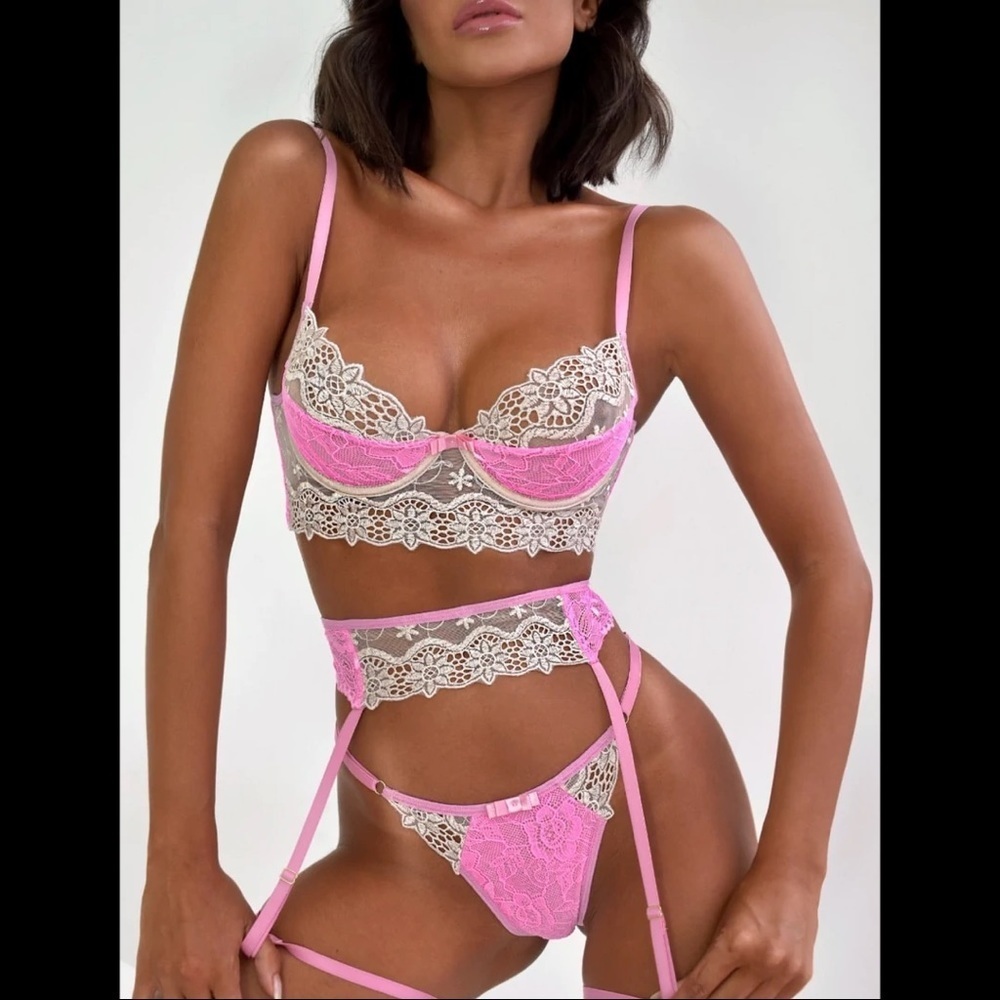 Paris crochet embroidered lingerie set with garter belt - Picture 3 of 10
